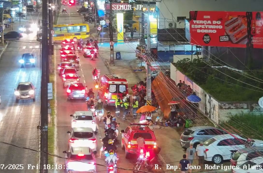  Colisão entre duas motos derruba parada de ônibus e deixa cinco pessoas feridas