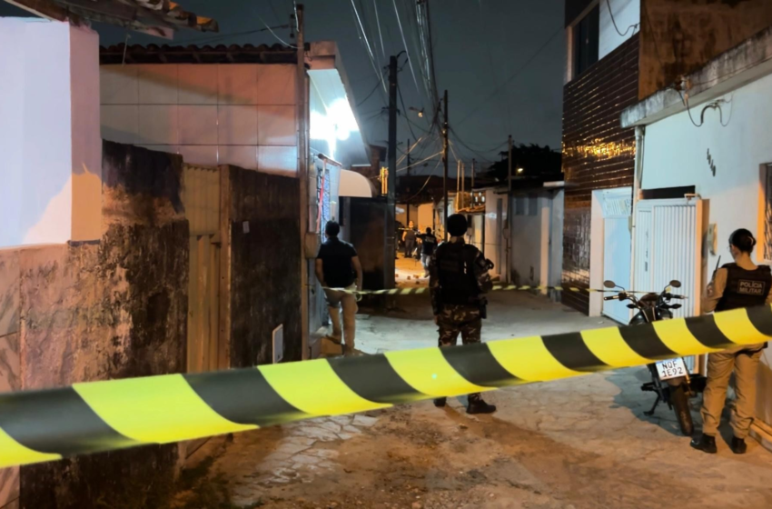 Homem é morto com 18 tiros em frente à casa onde morava, em João Pessoa