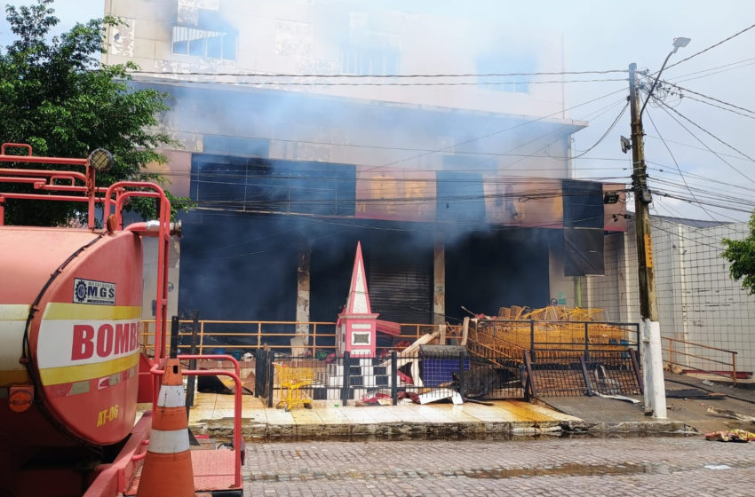 Combate a incêndio ultrapassa 12 horas e estrutura de supermercado na divisa entre PB e PE pode colapsar, diz Defesa Civil