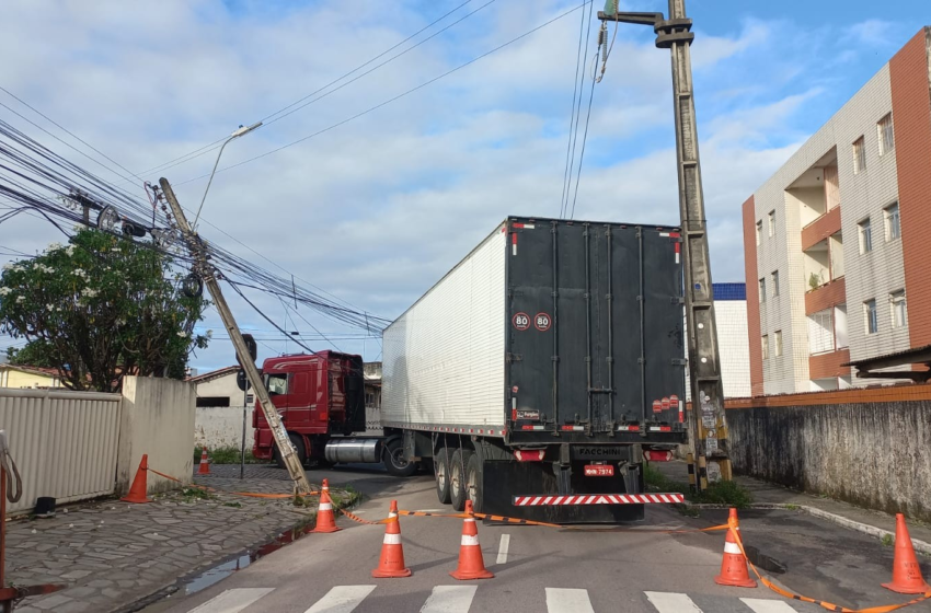 Moradores ficam sem energia e rua é interditada, após caminhão derrubar poste, em João Pessoa