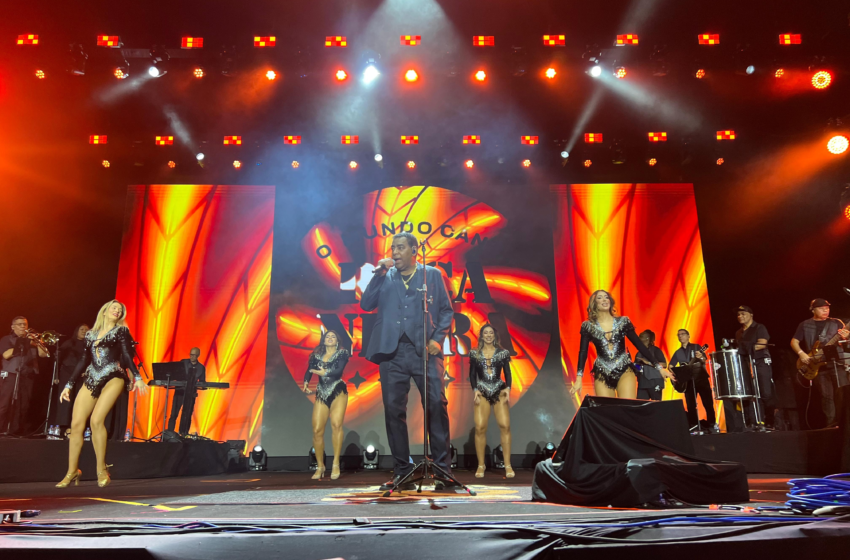 Raça Negra estreia no São João de Campina Grande com show marcado por falhas no som, invasão de fã ao palco e crítica a artistas com letras ofensivas: ‘Estão para atrapalhar’