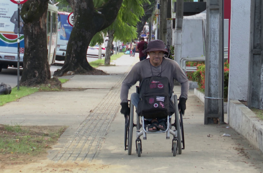 Entregador cadeirante percorre cerca de 30 km por dia para fazer entregas em João Pessoa: 'É uma aventura'