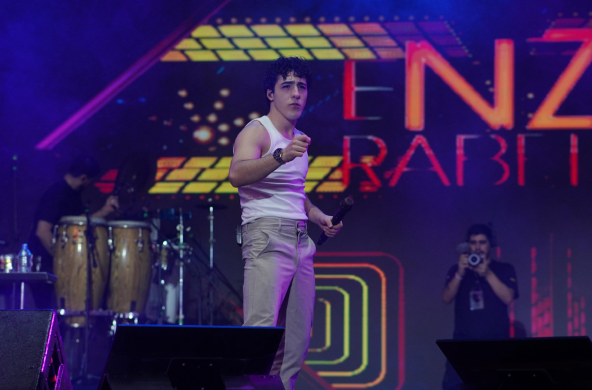 Filho de Bruno, da dupla com Marrone, Enzo Rabelo abre show do pai no São João de Campina Grande e rebate críticas por espaço nos palcos: ‘sou só um aprendiz’