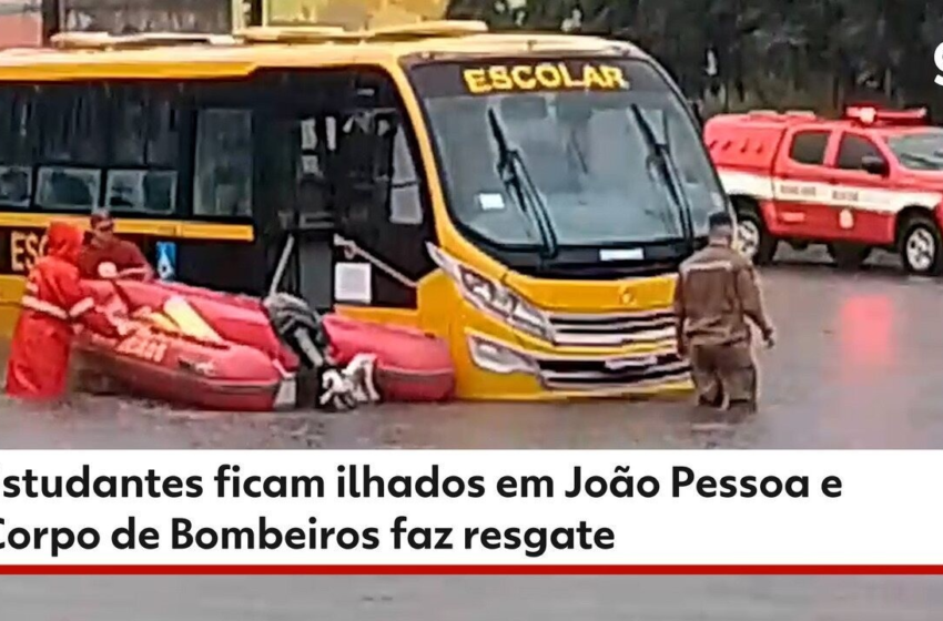  Estudantes ficam ilhados dentro de ônibus e são resgatados de barco pelos bombeiros após chuvas em João Pessoa; VÍDEO