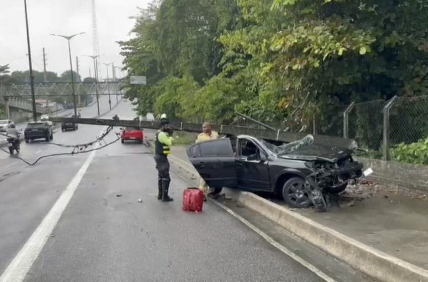  Motorista perde controle do carro e derruba poste em João Pessoa