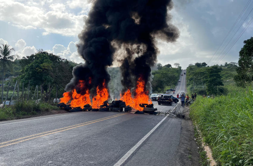 Moradores fecham PB-057 e pedem melhorias na rodovia que liga Mamanguape a Guarabira