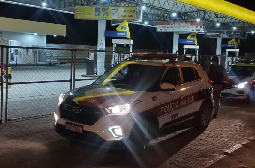  Dupla em moto faz funcionário refém e assalta posto de gasolina em João Pessoa